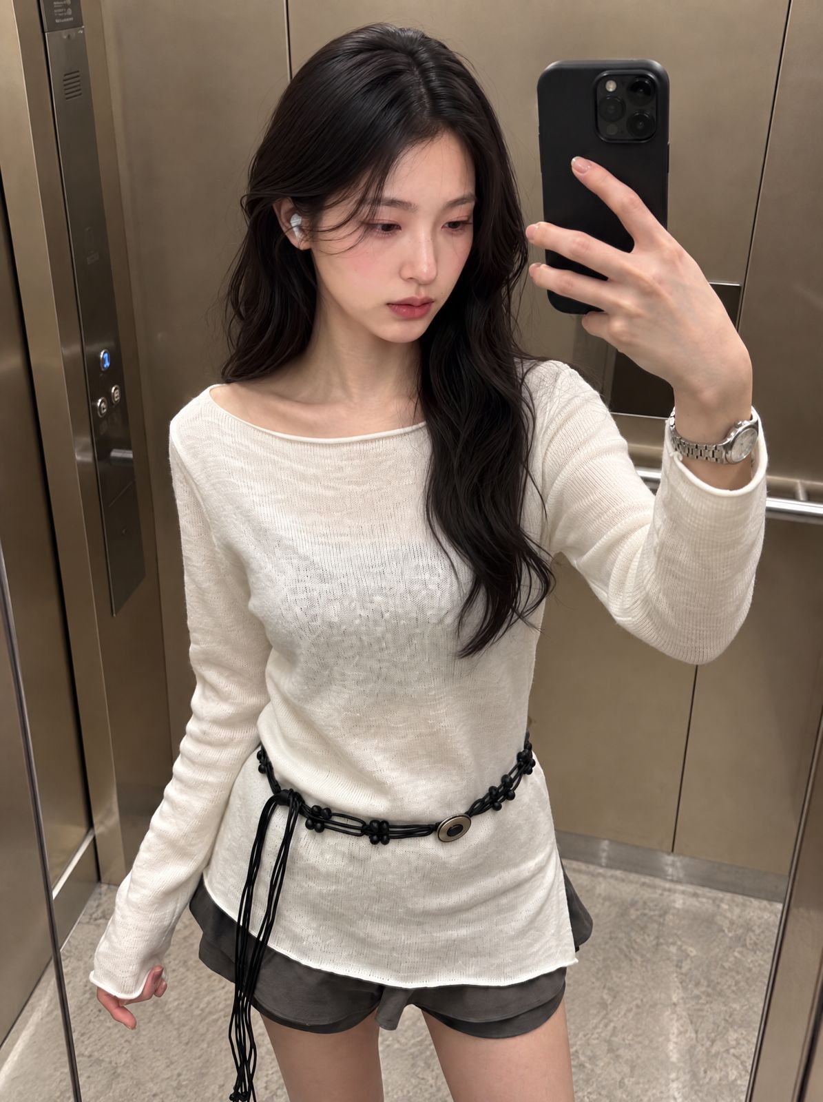 학습한 LoRA를 거울 셀피 장면에 적용한 결과